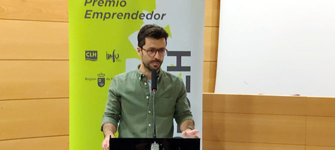 Diego Amores, premio emprendedor del año de la Región, por su proyecto para transformar materia orgánica usando insectos